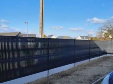O VERT Paysages: installation de clôture en panneaux rigides avec plaques de soubassement